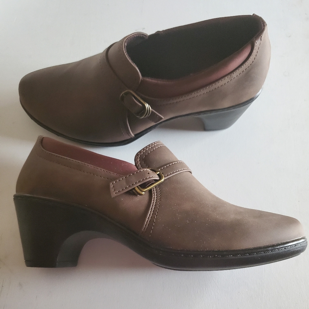 NWOT Easy Street Shoes